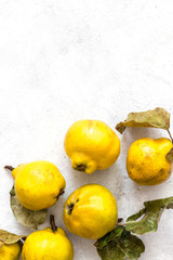 Owoce pigwa żółte na malowanym tle z przestrzenią na napisy i grafiki