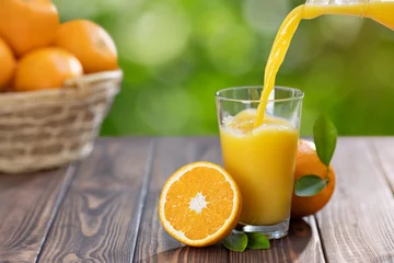 Poster sinaasappelsap gieten in glas © alter_photo