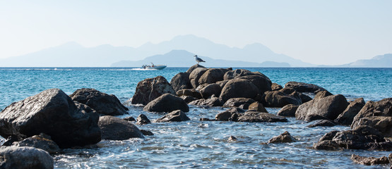 Wellen bei Sturm im Mittelmeer, die auf Wellenbrecher schlagen auf Kos Griechenland 