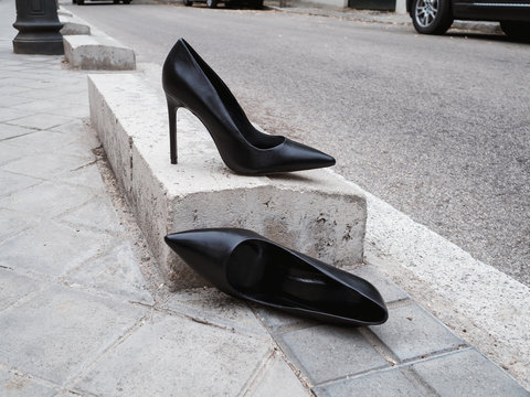 Women's heeled shoes in the city
