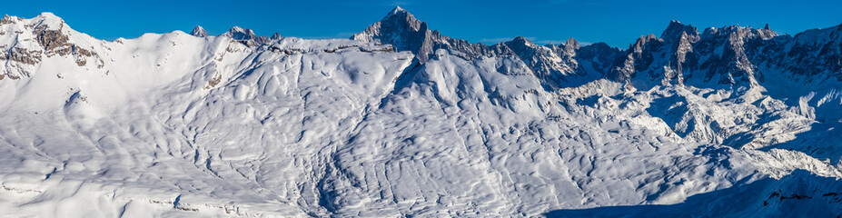 Obraz premium The setting sun illuminates the alpine panorama