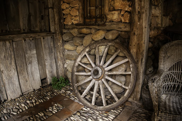 Obraz premium Old wooden carriage wheel