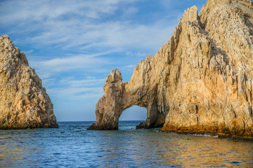 Fototapeta na wymiar Icon arch and scenery along the coast of Cab San Lucas Mexico