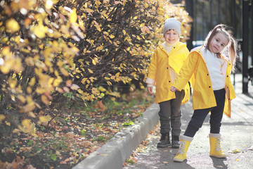 Children walk in the autumn park