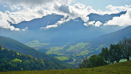 Bergtal mit Stadt