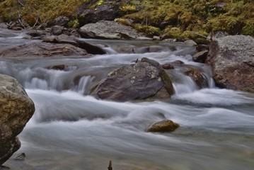 Bergfluss mit Langzeitbelichtung