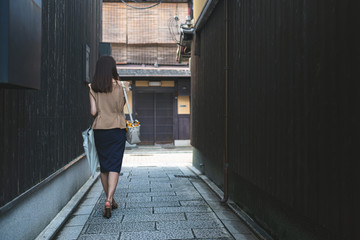 京都祇園 路地を歩く女性 - obrazy, fototapety, plakaty