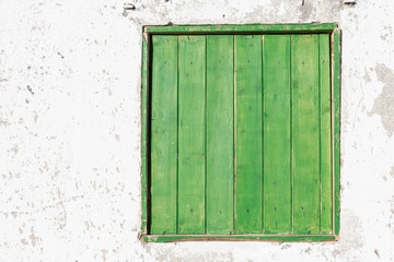 Ventana de madera rústica verde y pared vieja, espacio para su anuncio o mensaje