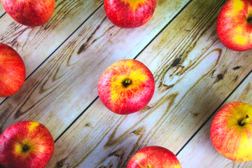 Manzanas sobre tabla de madera