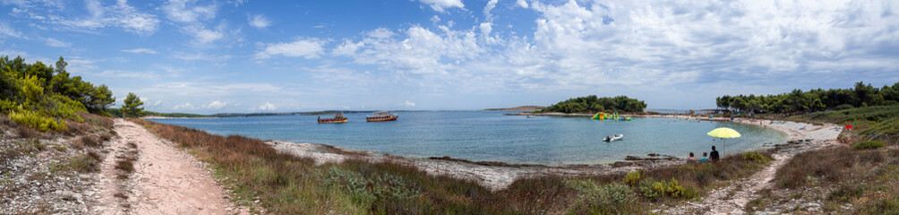 Panorámica de la costa con el mar azul, vegetación y nubes al fondo del Cabo de Kamenjak, en Istria, Croacia, verano de 2019 © acaballero67
