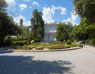 Jardines en la ciudad Croata de Opatija en la península de Istria, Europa, verano de 2019