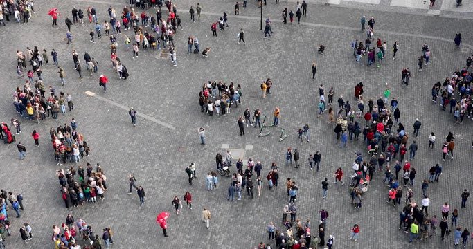 Luftaufnahme einer Menschenmenge auf einem öffentlichen Platz