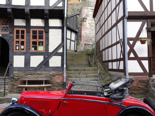 Naklejka premium Oldtimer vor Fachwerkhaus