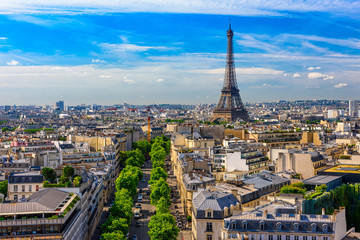 Toits de Paris avec la Tour Eiffel à Paris, France