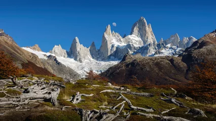 Papier Peint photo autocollant Fitz Roy Vue d& 39 El Chalten (également connu sous le nom de Fitz Roy). La lune dans le ciel peut être appréciée. Au sol, quelques troncs séchés. Automne en Patagonie Argentine