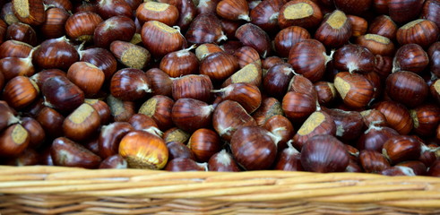 Kastanien - Maronen in einem Weidenkorb