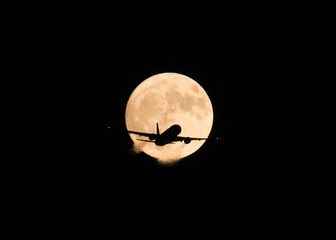 月と旅客機