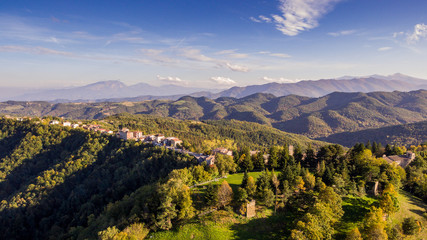 Fototapeta na wymiar Montemonaco e monti Sibillini visti dal drone