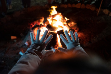 hands to the fire of a fire