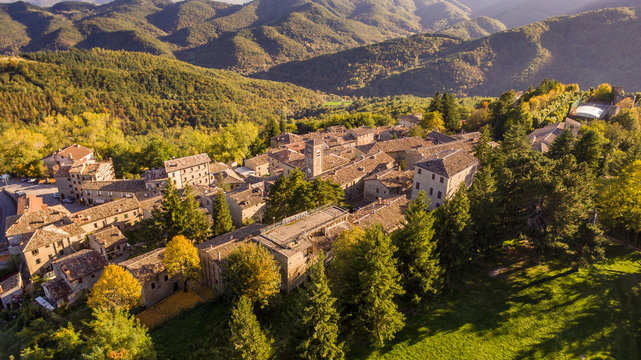 Montemonaco e monti Sibillini visti dal drone