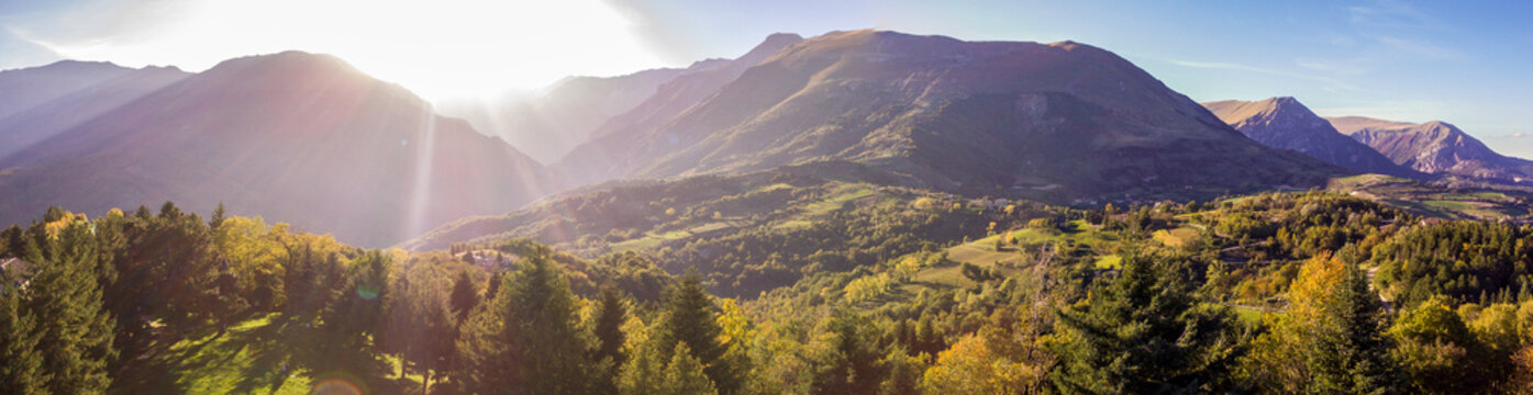 Montemonaco e monti Sibillini visti dal drone