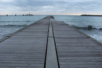 Molo al mare in inverno - solitudine