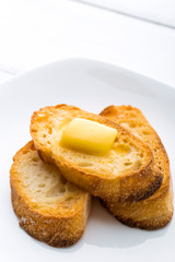 トーストの上で溶けるバター