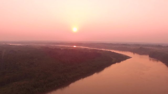 Un hermoso atardecer en la Amazonia de Per&uacute;