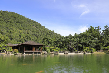 Fototapeta na wymiar 栗林公園 掬月亭と南湖 (香川)