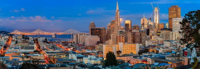 Keuken spatwand met foto San Francisco skyline panorama at dusk with Bay Bridge and downtown skyline © SvetlanaSF