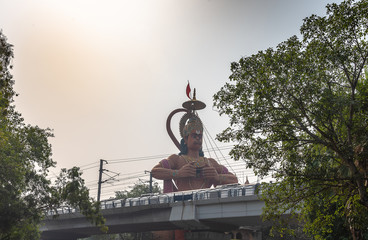 Hanuman temple near Karol Bagh Delhi with giant 108 feet statute of Lord Hanuman with view of Delhi Metro Rail service. - obrazy, fototapety, plakaty