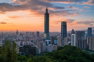 Fototapeta na wymiar Aerial View landscape with the famed building Taipei 101 with sunset sky and clouds from Viewpoint at Xiangshan.,Taiwan