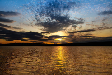 Obraz premium Golden sunset on the lake