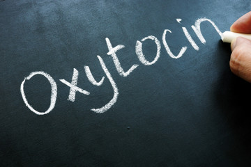 Obraz premium Oxytocin Oxt hormone handwritten on the blackboard.