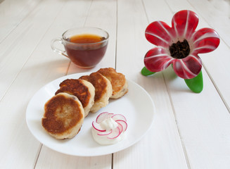 curd cheese with sour cream, tea in a tea flower