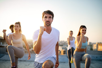 Obraz premium Grupa przyjaciół fitness szkolenia razem na świeżym powietrzu życia aktywnego zdrowego