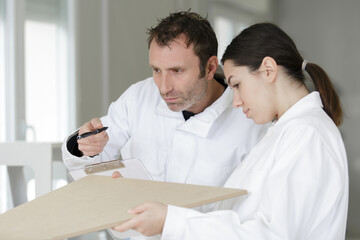 Obraz premium man and woman workers working in the carpentry workshop