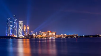 Selbstklebende Fototapete Abu Dhabi Nachtansicht der Stadt Abu Dhabi