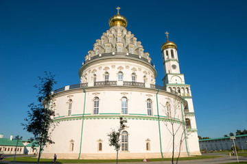 Fototapeta premium NEW JERUSALEM, ISTRA, RUSSIA - AUGUST 29, 2019: Resurrection Cathedral with a bell tower in the New Jerusalem Monastery in Istra, Moscow Region