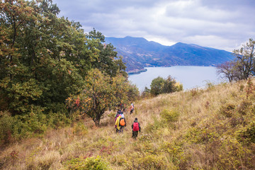 Obraz premium Group of active people hiking on the rural landscape