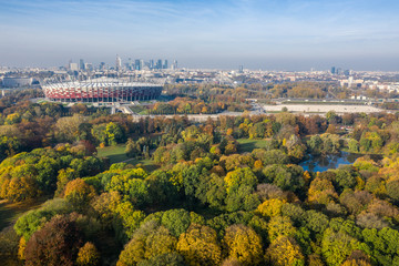 Stadion narodowy i widok na Warszawe nad parkiem skaryszewskim, jesienny poranek, złota polska jesień