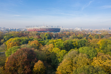 Stadion narodowy i widok na Warszawe nad parkiem skaryszewskim, jesienny poranek, złota polska jesień - obrazy, fototapety, plakaty