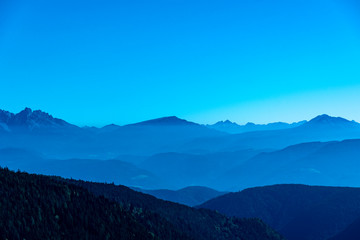 Dolomiten Berge in verschiedenen Blautönen