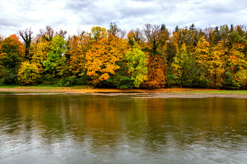Fototapeta premium Donaudurchbruch Fluss Kelheim Weltenburger Enge Weltkulturerbe Ufer Bayern Deutschland Bäume Naturschutzgebiet Schiff Ausflugsdampfer Zille Fähre Benediktinerabtei Kloster Kulissse Indian Summer 