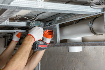 Plasterboard installation on the ceiling.