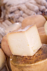 formaggio, fetta di formaggio, forma di formaggio, latte, cibo, prodotti lattiero-caseari, fresco, pezzo, assortito, assortimento, sfondo, colazione, camembert, cucina, taglio, salumeria, delizioso, d