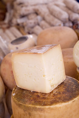 formaggio, fetta di formaggio, forma di formaggio, latte, cibo, prodotti lattiero-caseari, fresco, pezzo, assortito, assortimento, sfondo, colazione, camembert, cucina, taglio, salumeria, delizioso, d