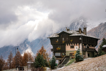 Fototapeta na wymiar Paorama innevato di Antagnod, Valle d'Aosta, Italia
