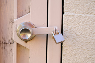 ピンクのドアと南京錠