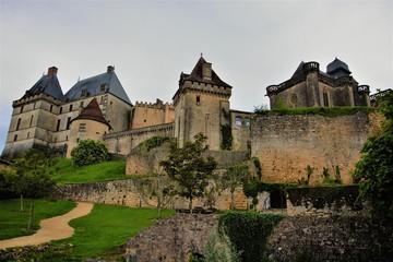 Fototapeta na wymiar Conjunto amurallado del castillo de Biron